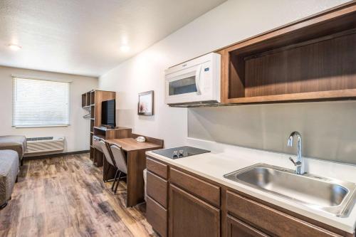 Gallery image of WoodSpring Suites Bradenton in Bradenton