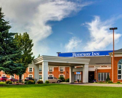 a hotel building with a sign that reads roxy inn at Rodeway Inn Columbia Mall Loop in Grand Forks