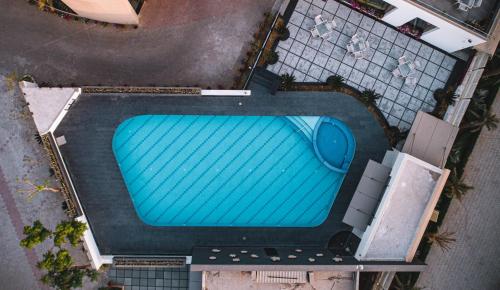 an overhead view of a swimming pool at Hotel Kasturi Orchid in Pāl