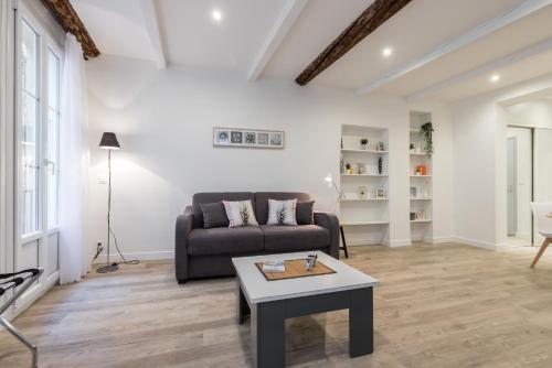 un salon avec un canapé et une table dans l'établissement Cosy Studio in the Old Town - St François Square, à Nice
