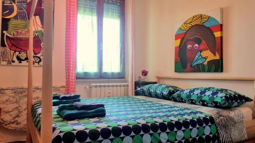 マリーナ・ディ・カッラーラにあるDomus Matilde relax beachのベッドルーム1室(枕付きのベッド1台、絵画付)