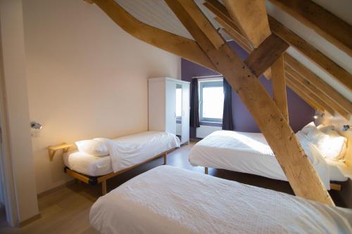 מיטה או מיטות בחדר ב-De Grote Linde