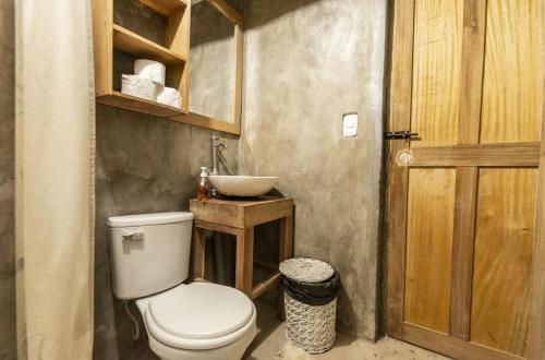 een badkamer met een toilet en een wastafel bij Wolf Totem Industrial Chic Studio in Pisac