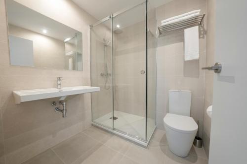 Hotel VIDA Finisterre Centro في فينيستيري: حمام مع دش ومغسلة ومرحاض