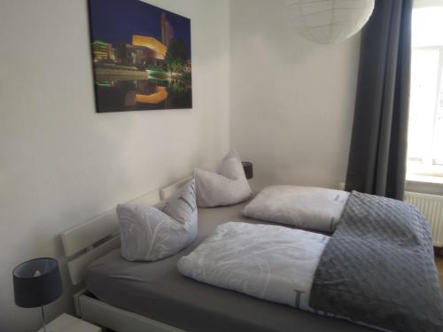 1 cama con 2 almohadas en una habitación en Ferienwohnung Rudi, en Chemnitz