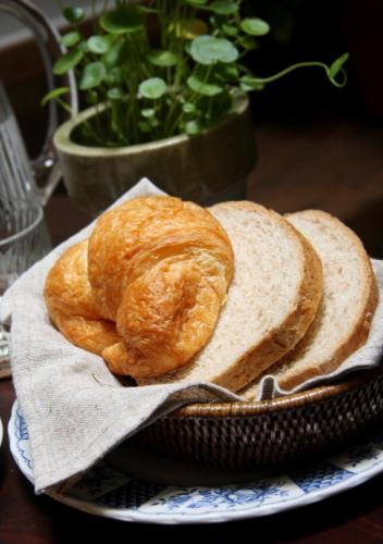 twee sneetjes brood op een bord op een tafel bij The Bhuthorn Bed & Breakfast in Bangkok