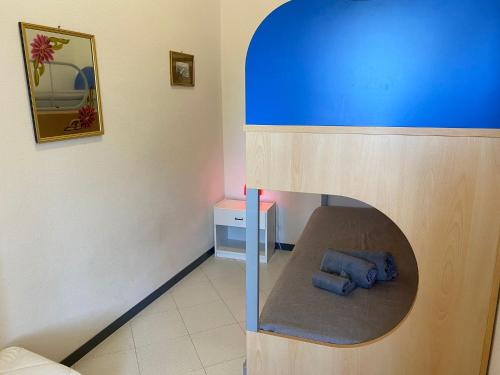 een kamer met een pizza-oven en 2 handdoeken bij Casa Piccy in Porto Istana