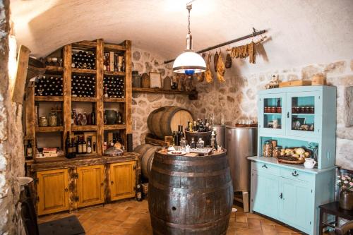 Dapur atau dapur kecil di Vineyard Eco Cottage near Dubrovnik