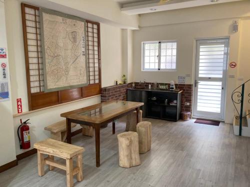 新城郷にある鄉根部屋包棟民宿のテーブル付きのキッチン、壁に地図
