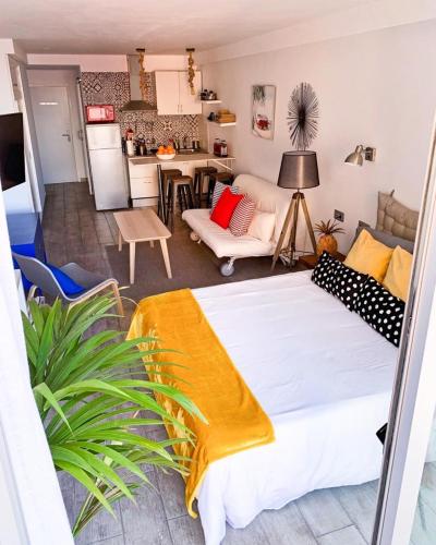 uma sala de estar com uma cama grande e uma cozinha em Iriarte52 em Puerto de la Cruz