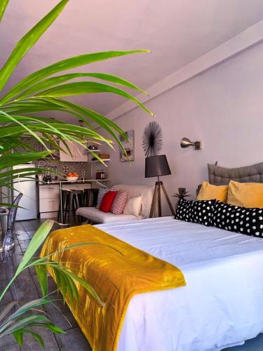 een slaapkamer met een groot bed en een plant bij Iriarte52 in Puerto de la Cruz