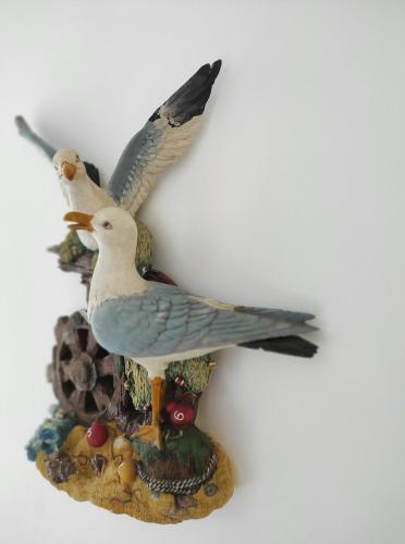 a figurine of two birds sitting on a plate at Gite de la Baie des anges in Saint-Valery-sur-Somme