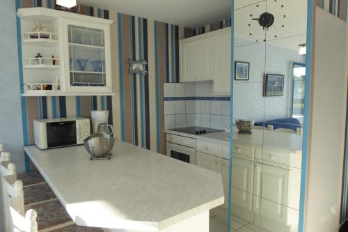 Photo de la galerie de l'établissement REF 157 Studio pour deux personnes avec piscine vue Port Crouesty ARZON, à Arzon