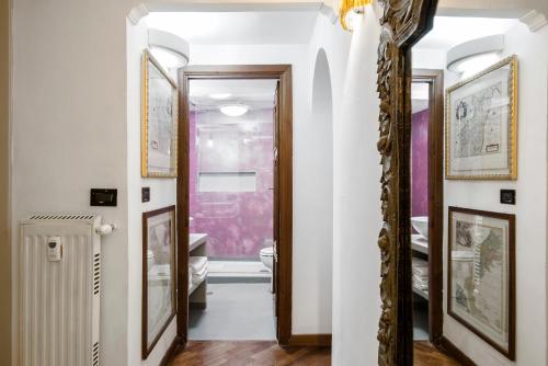 um corredor com um WC e um espelho em Charming Pantheon Apt in the heart of Rome em Roma