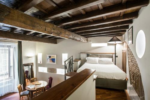 um quarto com uma cama, uma mesa e cadeiras em Charming Pantheon Apt in the heart of Rome em Roma