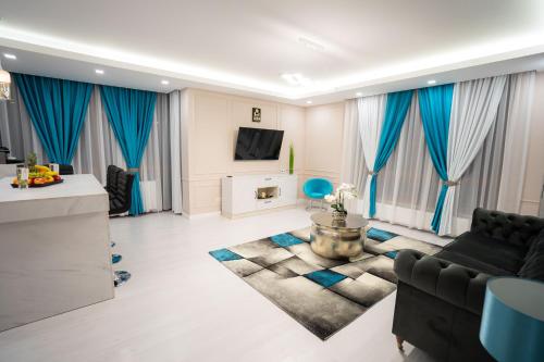 SHIMresidence LUXURY في راداوت: غرفة معيشة مع أريكة سوداء وستائر زرقاء
