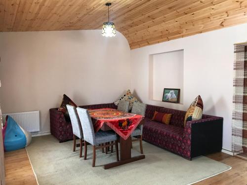 un soggiorno con un divano e un tavolo di Mansard House a Gabala