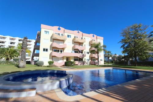 Protea 214-CleverDetails, Located in heart of Vilamoura Sleeps 2 adults, 1child