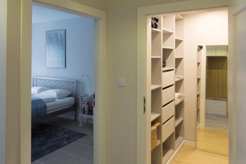 Ένα ή περισσότερα κρεβάτια σε δωμάτιο στο Chopin Apartments