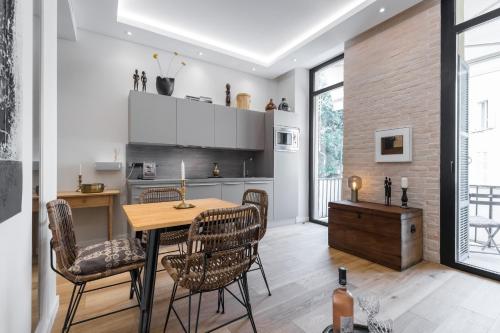 une cuisine et une salle à manger avec une table et des chaises dans l'établissement Cosy Cocoon Place du Pin, à Nice