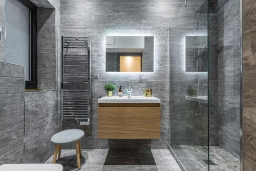 une salle de bain avec un lavabo et une douche dans l'établissement Cosy Cocoon Place du Pin, à Nice