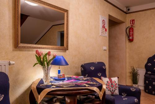 a room with a table and two chairs and a mirror at Willa u Zwijaczy in Zakopane