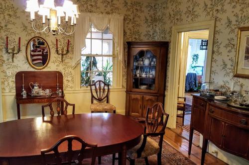 Un lugar para sentarse en Clark Currier Inn