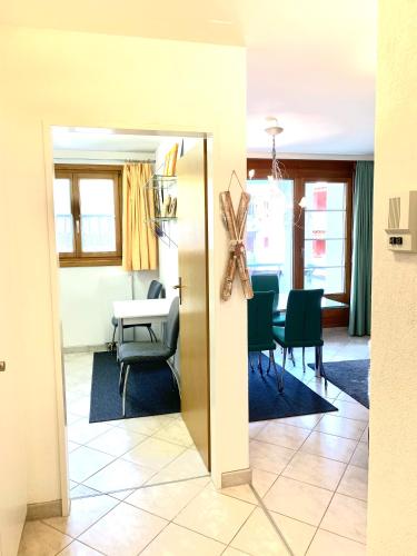 Ein Sitzbereich in der Unterkunft Holiday Apartment Gian - close to the Kongresshaus, the ice hockey stadium, cross-country skiing, the Eau-la-la indoor pool and wellness, large supermarket, 2 bus stops, with an indoor garage and fully equipped