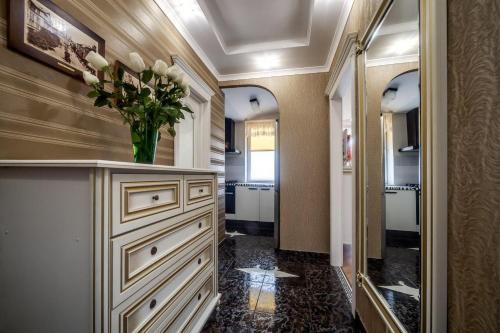 un couloir avec un vase de fleurs sur un comptoir dans l'établissement Apartamenty on Kryvonosa, à Lviv