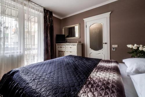 une chambre avec un grand lit et une fenêtre dans l'établissement Apartamenty on Kryvonosa, à Lviv