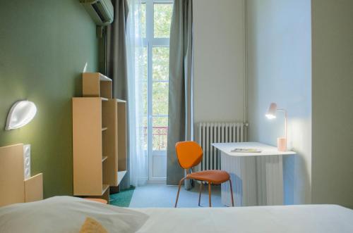 Postel nebo postele na pokoji v ubytování Hôtel IMPERATOR Béziers