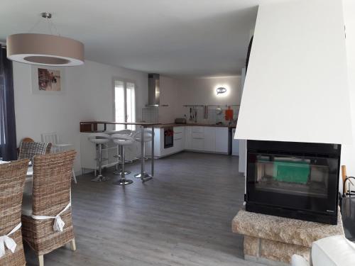 un salon avec cheminée et une cuisine dans l'établissement Agon-Coutainville, Villa spacieuse à 250m de la mer, à Agon-Coutainville