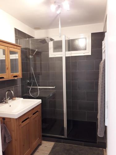 une salle de bain avec douche et lavabo dans l'établissement Agon-Coutainville, Villa spacieuse à 250m de la mer, à Agon-Coutainville