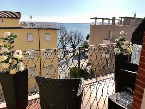 Galeriebild der Unterkunft APT ELENA FRONTE LAGO in Desenzano del Garda