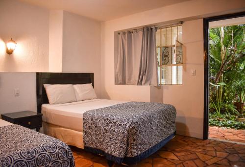 Łóżko lub łóżka w pokoju w obiekcie Hotel Santa Ana
