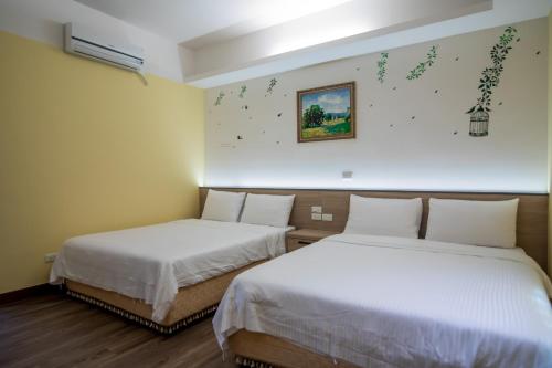 馬公市的住宿－沐夏風情民宿，配有两张床的客房