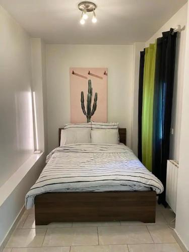 1 dormitorio con 1 cama con cactus en Superbe & LUXURY studio Paris Montreuil, en Montreuil