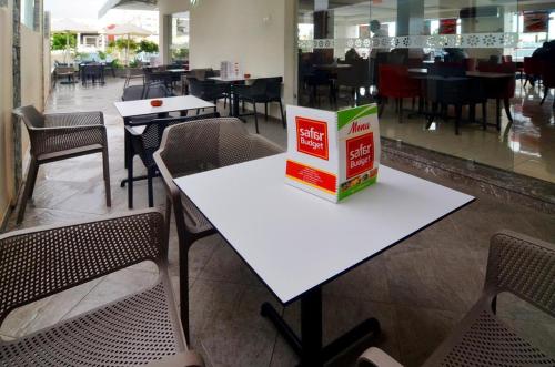 una mesa blanca con una caja en un restaurante en Safar Budget, en Agadir