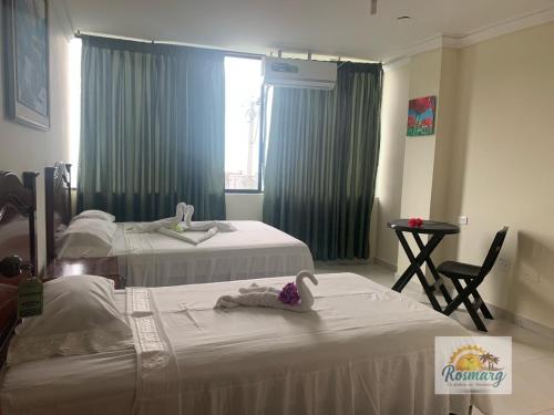 Una cama o camas en una habitación de Hotel Rosmarg