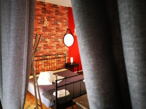 una camera con un letto e un muro di mattoni di Duque de conventus a Lisbona