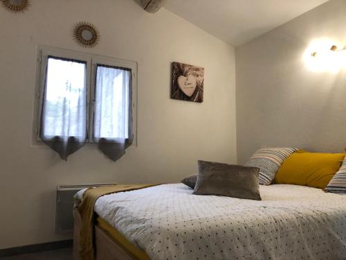 Ένα ή περισσότερα κρεβάτια σε δωμάτιο στο Villa Provence climatisée, jardin, piscine privée chauffée, Wifi