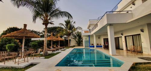 una villa con piscina e una casa di La Maison Blanche à Ngaparou, splendide villa contemporaine a Ngaparou