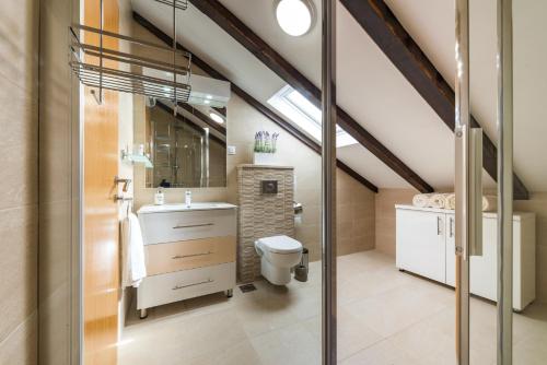 un baño con inodoro y lavabo en Villa Pizzelli, en Dubrovnik