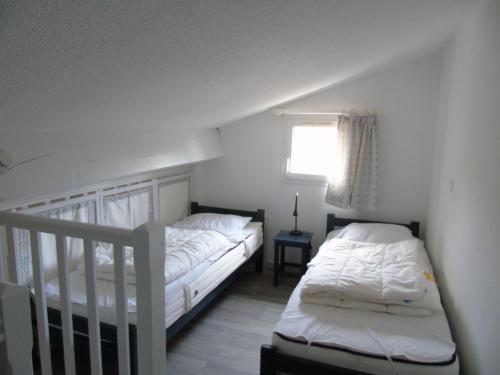 ヴィドーバンにあるHoliday Home Vidaubanのベッドルーム1室(ベッド2台、窓付)