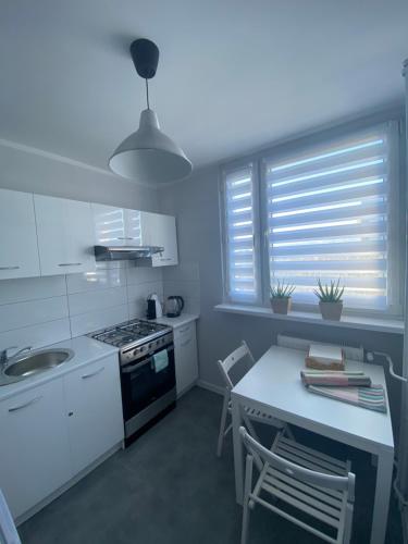 Dapur atau dapur kecil di APARTAMENT OŚ. JASNE 19B