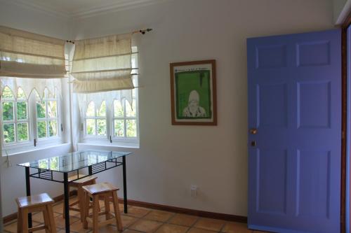 a kitchen with a table, chairs and a window at Madeira Surf Lodge in São Vicente
