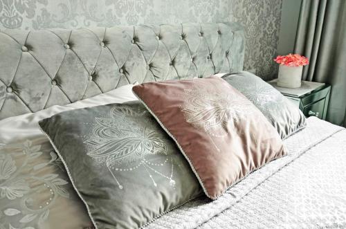 two pillows sitting on top of a bed at Sieburczynianka in Wizna