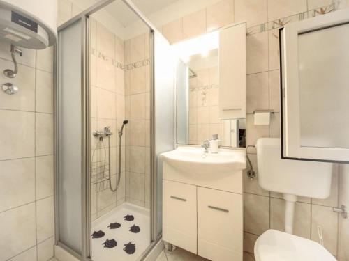 ein Bad mit einer Dusche, einem Waschbecken und einem WC in der Unterkunft Apartman Anita in Opatija