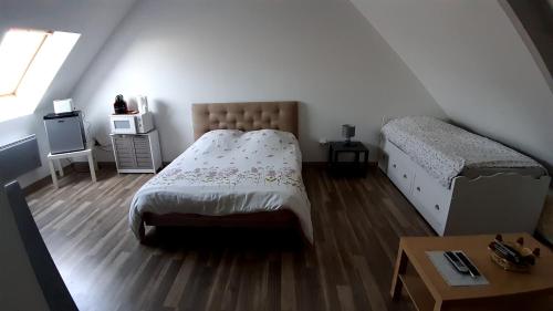 Ένα ή περισσότερα κρεβάτια σε δωμάτιο στο Comme chez vous