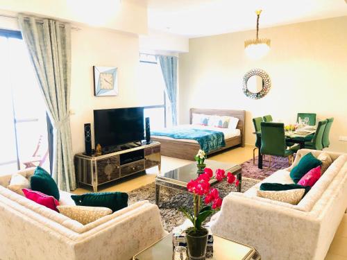 sala de estar con 2 sofás y TV en Luxury Casa - Royal Sea View Apartment JBR Beach 2BR, en Dubái